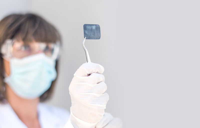 Zahnarzt mit Röntgenbild Zahnarzt mit Röntgenbild mein Zahnteam Zahnarztpraxis